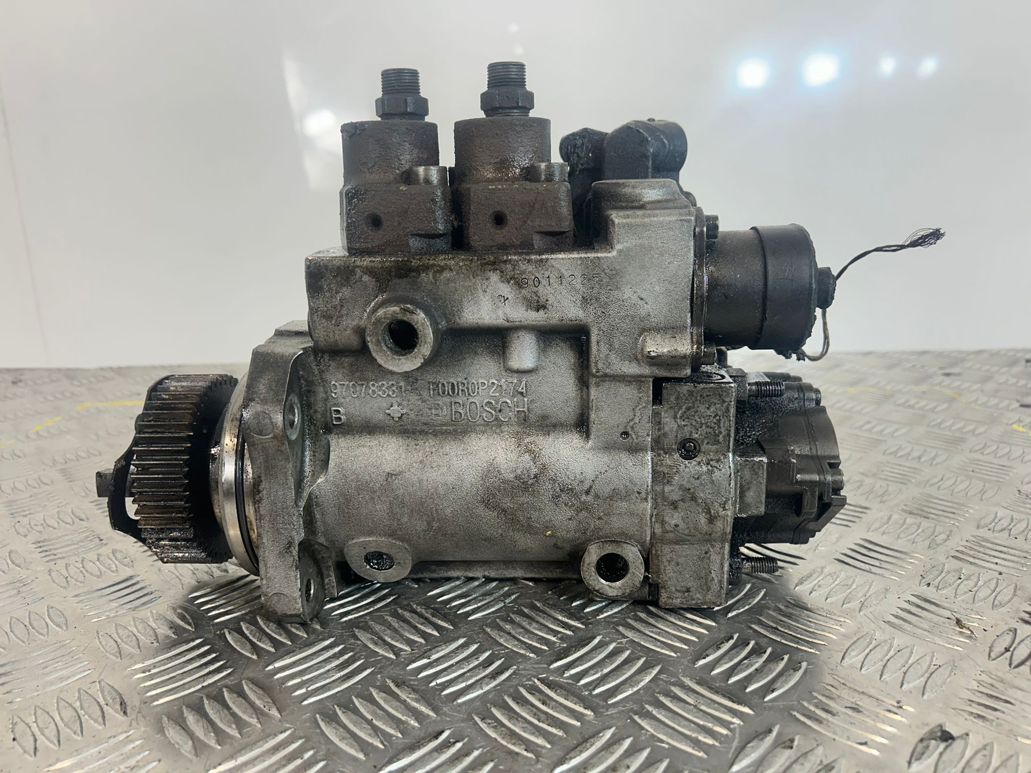 MERCEDES BENZ OM471LA DETROIT DD15 FUEL PUMP A4700900050 97078331 